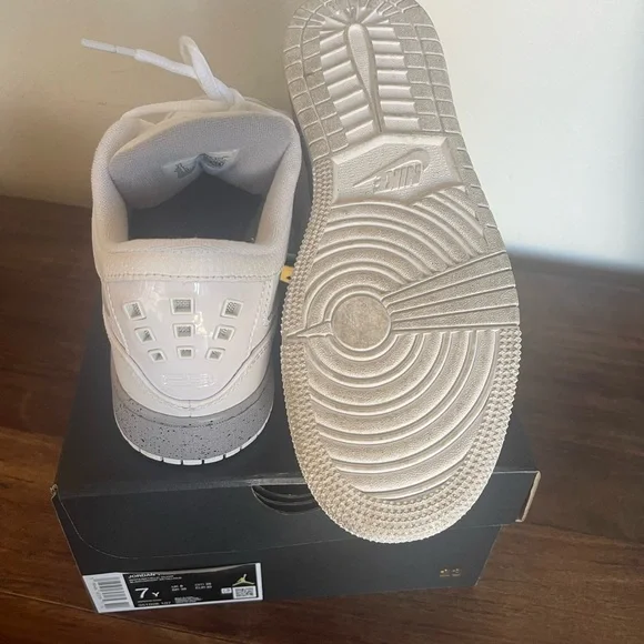 Nike Jordan (unisex) White and Gray Low-Top Sneakers NWOT! Only worn once. EU40 - Picture 3 of 4